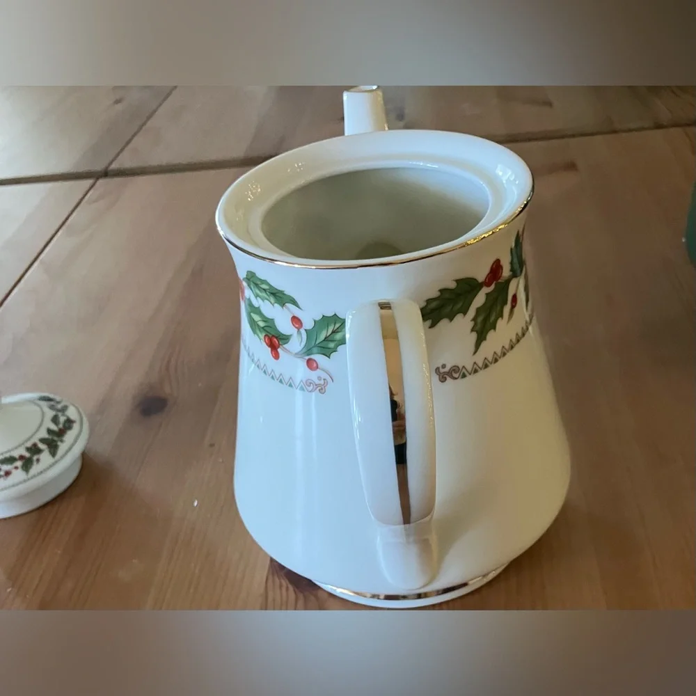 EUC The Cellar Ivory Holly 1993 40oz Holiday Teapot with Lid made in Japan